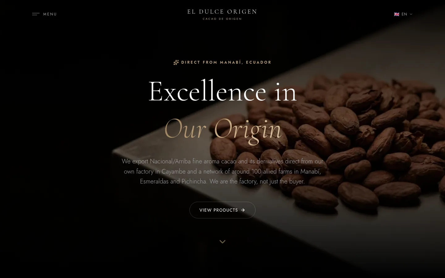 Portada de el-dulce-origen.com: titular «Excellence in Our Origin» sobre granos de cacao y selector de idioma.